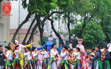 [ẢNH] Trai làng má phấn, môi son múa 